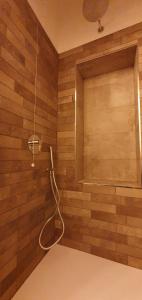 eine Dusche mit einem Schlauch in einer Holzwand in der Unterkunft Argonauti Rooms Retreat in Pistoia