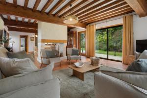 a living room with couches and a table at Home Suite Home avec Piscine centre Deauville 5BR/10P in Deauville