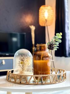 szklany słoik miodu na tacy na stole w obiekcie Nordic Nest w mieście Givet