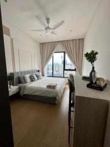 1 dormitorio con 1 cama y ventilador de techo en Lucentia residence T1, en Kuala Lumpur