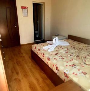 Un dormitorio con una cama con una toalla. en Guest House Natali, en Primorsko