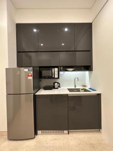 una cucina con frigorifero e lavandino di Lucentia residence T1 a Kuala Lumpur