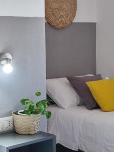 1 dormitorio con 1 cama y una maceta en B&B Fradama' Holiday, en Dorgali