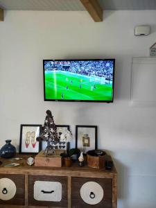 a flat screen tv hanging on a wall at Studio with furnished terrace at Riogordo in Ríogordo