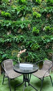 a table and two chairs in front of a wall at Nordic Nest in Givet