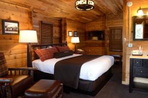 a bedroom with a bed in a log cabin at Denali Park Village in McKinley Park