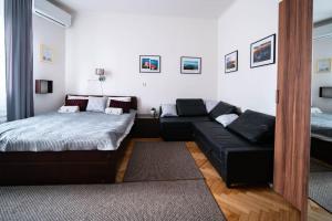 A bed or beds in a room at BumbleBee Apartment with AC