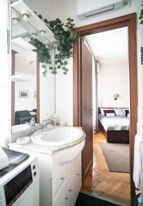 A bed or beds in a room at BumbleBee Apartment with AC