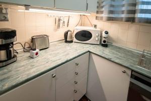 A kitchen or kitchenette at BumbleBee Apartment with AC Még 13 kép