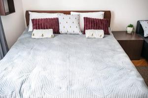 A bed or beds in a room at BumbleBee Apartment with AC