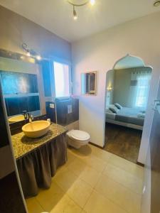 a bathroom with a sink and a toilet at "Villa Bernardini" vacances paisible à 2km de la mer in Ventiseri