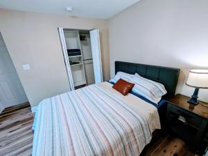 Llit o llits en una habitació de Charming & Cozy Lagoon Retreat - Steps from River - Parking