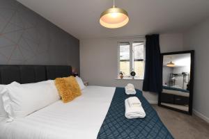 Giường trong phòng chung tại Harrogate Self Catering - Regent's Court Indigo Suite