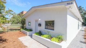 ein weißes Haus mit Pflanzen davor in der Unterkunft Duplex On Howard - Hornsby Suite in Biloxi