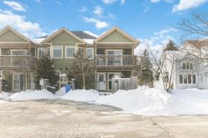 una casa con nieve delante en Collingwood Chalet Near Blue Mountain Slopes 39A, en Collingwood