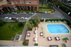 einen Blick über einen Pool im Hof in der Unterkunft Residence Villa Gloria in Borgio Verezzi