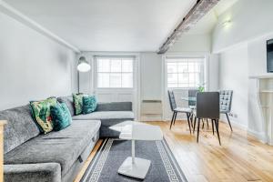 a living room with a couch and a table at Loft Piccadilly Circus Apartment in London