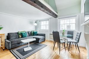 a living room with a couch and a table at Loft Piccadilly Circus Apartment in London