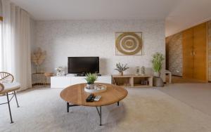 a living room with a coffee table and a tv at Panoramic Villa Mar in Nazaré