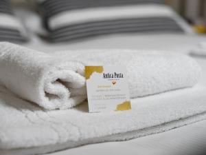 una pila de toallas sentadas encima de una cama en B&B Antica Posta, en Florencia