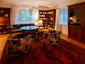 ein Wohnzimmer mit Sofas, einem Tisch und Stühlen in der Unterkunft Villa Anima in Prein