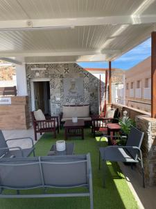 een patio met stoelen en tafels op een balkon bij Calahondaplaya, provincia de Granada in Calahonda