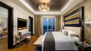Llit o llits en una habitació de Kempinski Hotel Mall of the Emirates, Dubai