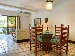 - une salle à manger avec une table et des chaises dans l'établissement Puerto de Luna Pet Friendly and Family Suites, à Puerto Vallarta