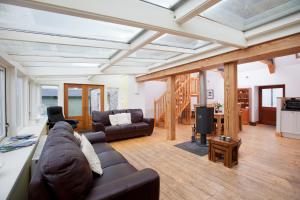 sala de estar con sofá y mesa en The Byre, Back Borland Holday Cottages en Stirling