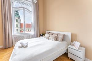 1 dormitorio con cama blanca y ventana grande en Matilda Luxury Suite Apartment en Budapest