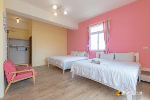A bed or beds in a room at 四季逗庭園民宿-All Around the Seasons B&B