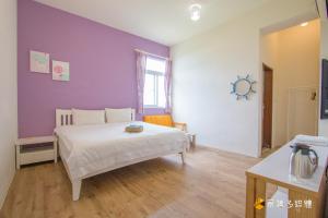 A bed or beds in a room at 四季逗庭園民宿-All Around the Seasons B&B