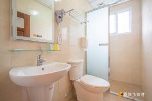 A bathroom at 四季逗庭園民宿-All Around the Seasons B&B Még 37 kép