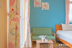 A bed or beds in a room at 四季逗庭園民宿-All Around the Seasons B&B