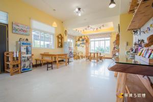 A restaurant or other place to eat at 四季逗庭園民宿-All Around the Seasons B&B