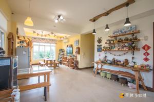 A kitchen or kitchenette at 四季逗庭園民宿-All Around the Seasons B&B