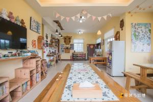 A kitchen or kitchenette at 四季逗庭園民宿-All Around the Seasons B&B