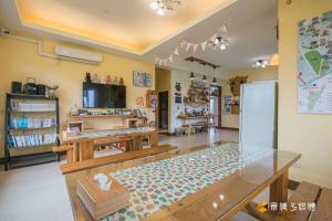 A kitchen or kitchenette at 四季逗庭園民宿-All Around the Seasons B&B
