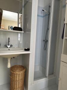 Kúpeľňa v ubytovaní LA HULOTTE - draps et serviettes non fournis -