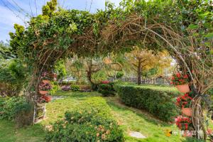 A garden outside 四季逗庭園民宿-All Around the Seasons B&B
