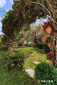 A garden outside 四季逗庭園民宿-All Around the Seasons B&B