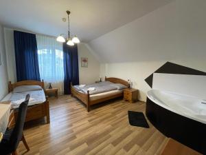 Cette chambre comprend 2 lits et un lavabo. dans l'établissement Tölgyfa Panzió, à Miskolctapolca