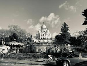 a black and white photo of a building at Chambre avec terrasse à Montmartre Sacré Coeur in Paris
