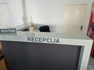 einen Schreibtisch mit den Worten Regrecia darauf in der Unterkunft Motel "Tri lovca" in Knin