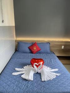 Una cama con un disfraz de pájaro. en Khách Sạn K’My, en Ấp Phú Thọ