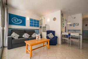 uma sala de estar com um sofá e uma mesa em NOVELTY SALOU em Salou