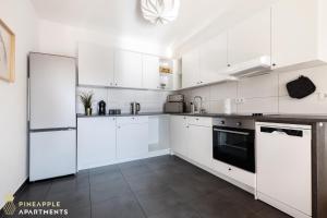 Kjøkken eller kjøkkenkrok på Pineapple Apartments Dresden Zwinger II - 70 qm - 1x free parking