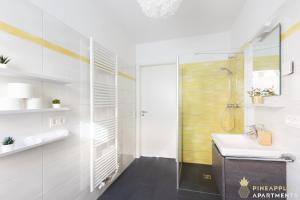 W łazience znajduje się umywalka i prysznic. w obiekcie Pineapple Apartments Dresden Zwinger II - 70 qm - 1x free parking w Dreźnie