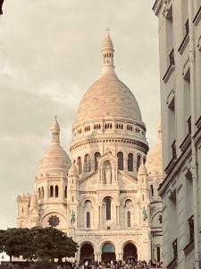 a picture of the cathedral of christ the saviour at Chambre avec terrasse à Montmartre Sacré Coeur in Paris