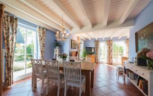 - une salle à manger avec une table et des chaises dans l'établissement Reetdachhaus mit Schwimmteich in Krienke, à Rankwitz